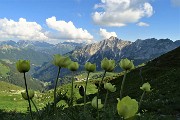 86 Scendendo dal Passo di Lemma sul sent. 116 vista sulla conca di San Simone-Baita del Camoscio con Pegherolo